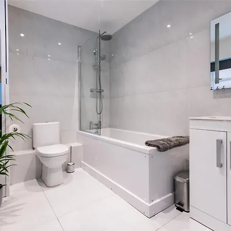 Chester Racecourse Views, Townhouse With Parking Exterior photo