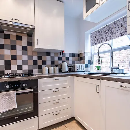 Chester Racecourse Views, Townhouse With Parking Exterior photo