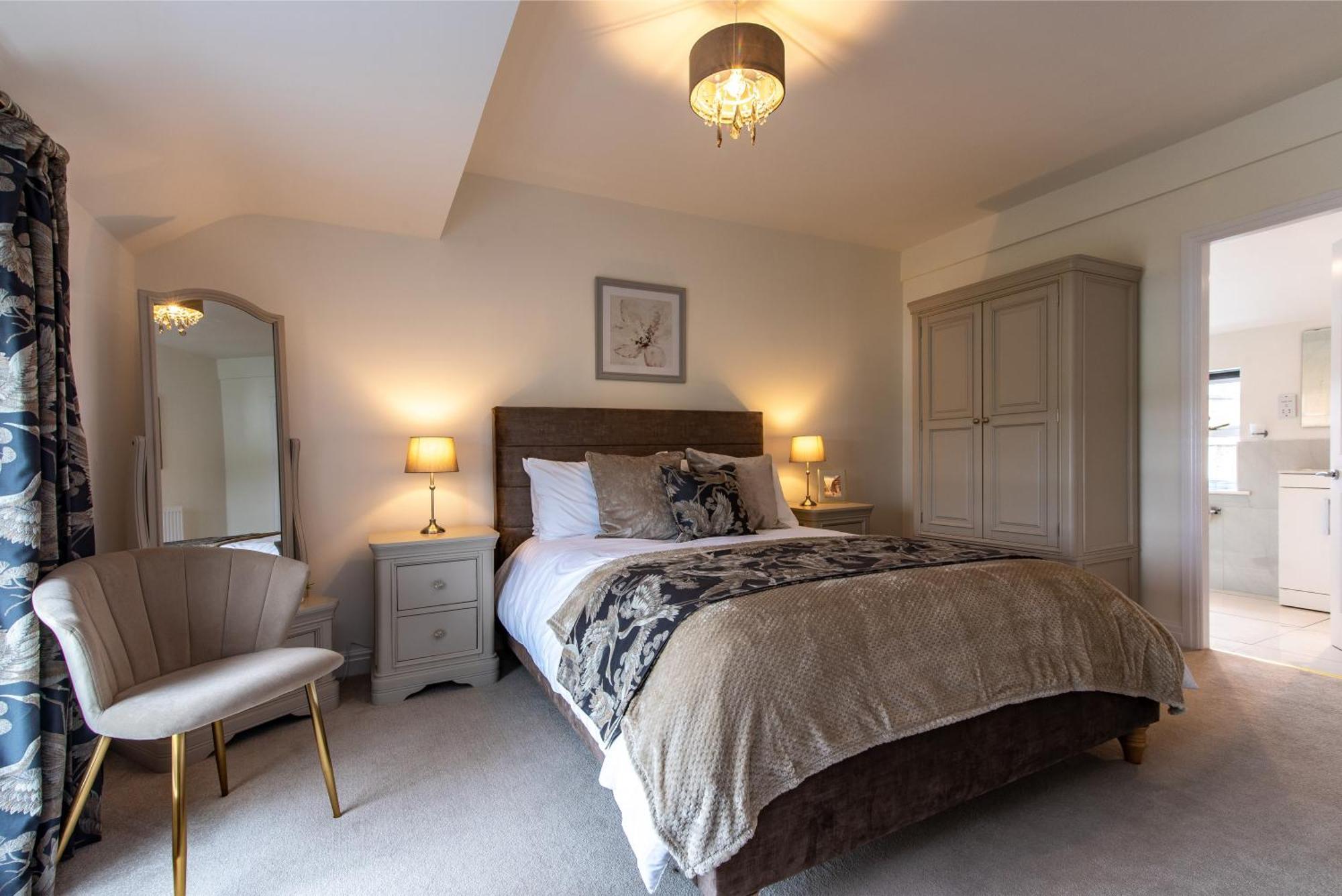 Racecourse Views, Townhouse With Parking *